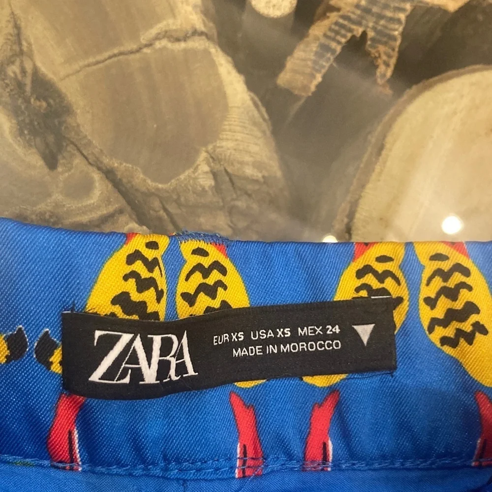 Blue Parrot Print Women's shorts